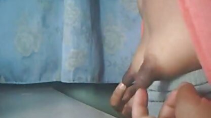 Morena de Chelyabinsk masturba a pila de vídeo pornô brasileiro de graça um tipo, embrulhando-lhe o cabelo em frente à webcam.