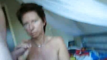 uma jovem vídeos pornográficos de graça loira Boazona enganada por uma Safica num sofá falso.